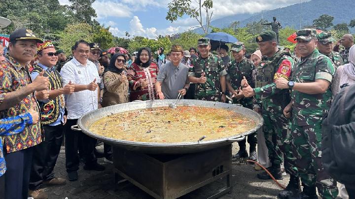 Bersama Bobon Santoso, PLBN Aruk Jadi Pusat Masak Besar Kuali Merah Putih