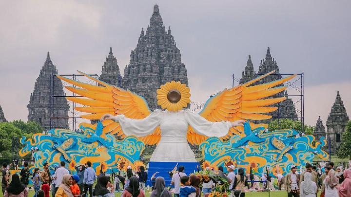 Makna Instalasi Jumbo Sunflower Angel di Candi Prambanan