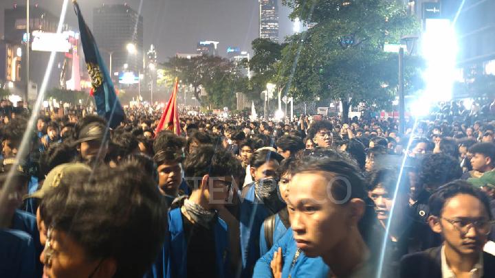 Massa Demonstrasi Bertahan Menunggu Perwakilan Pemerintah