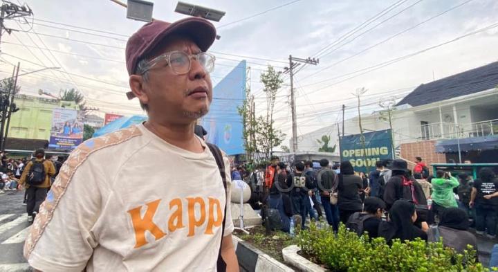 Vokalis Efek Rumah Kaca Hadiri Aksi Rakyat Memanggil