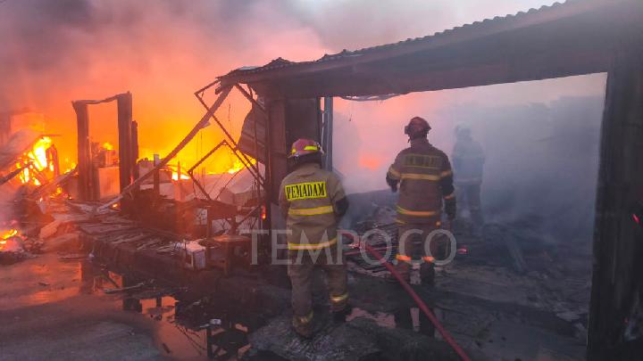 Belasan Kios di Kampung Lio Depok Ludes Terbakar