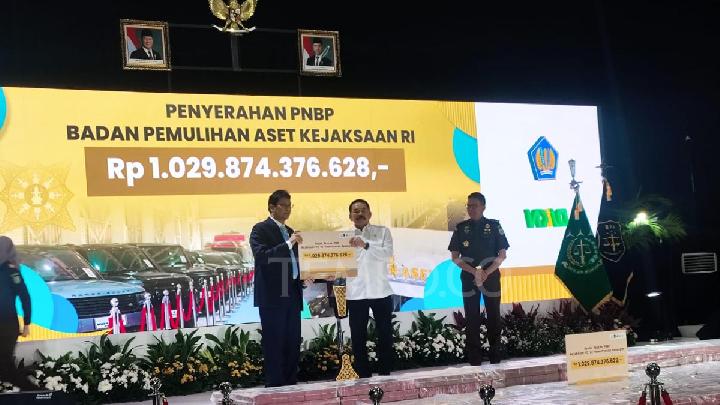Jaksa Agung Serahkan PNBP Rp 1 Triliun ke Menteri Purbaya