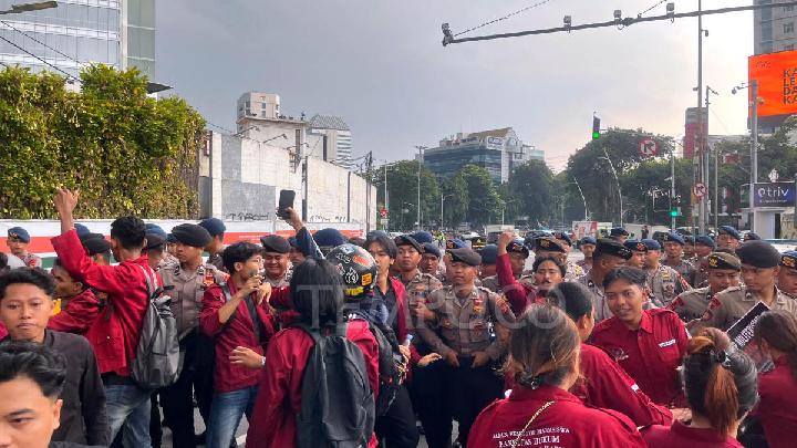 Polisi Adang Massa BEM UBK di Kawasan Tugu Tani