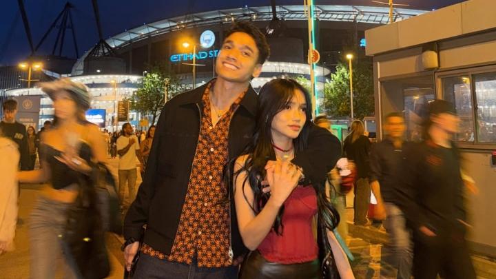 Bisa Jadi Inspo, Fuji Bergaya Rock Chic Nonton Konser The Weeknd di Inggris