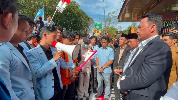 Demo Mahasiswa di Sumsel Beri Kartu Merah Prabowo-DPR