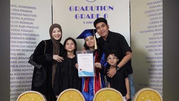 Momen Haru! 7 Seleb yang Sudah Berpisah Ini Tetap Bersama Rayakan Wisuda Anak
