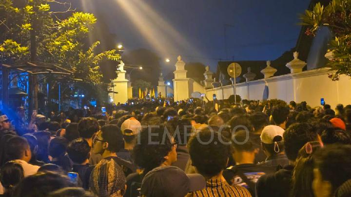 Ribuan Orang Ikuti Tapa Bisu Mubeng Beteng di Keraton Yogya