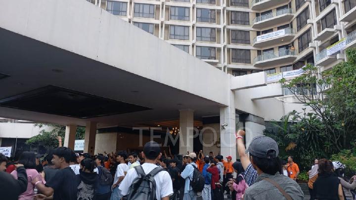 Ratusan Orang Tolak Eksekusi Pengosongan Hotel Sultan