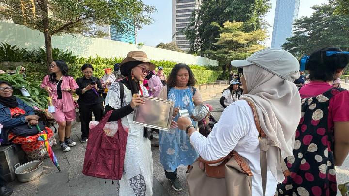 Bawa Alat Dapur, Aliansi Perempuan Demo Tuntut Setop MBG