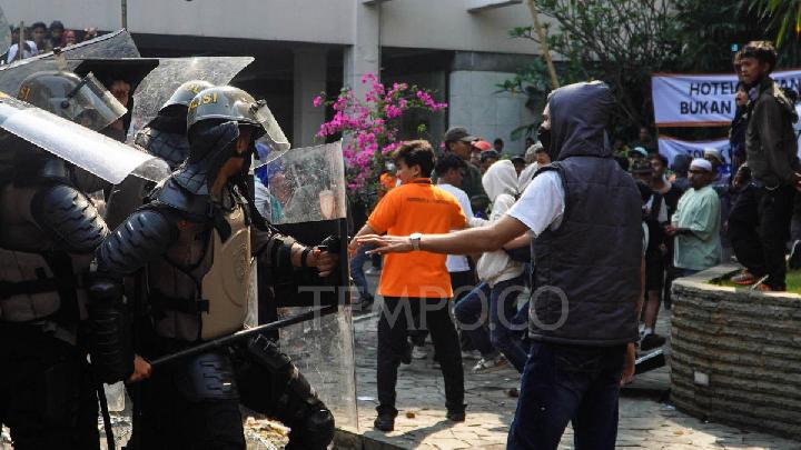 Massa Penolakan Eksekusi Hotel Sultan Diduga Bayaran
