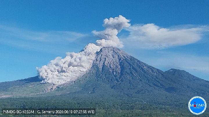 Gunung Semeru Erupsi Muntahkan Awan Panas 4,5 Km