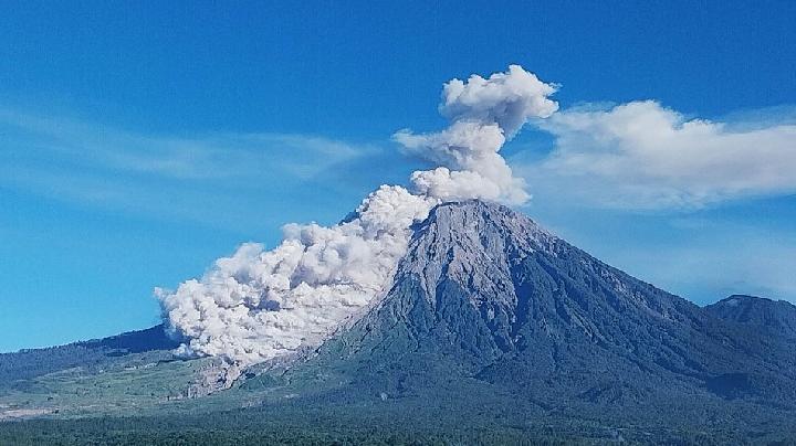 Gunung Semeru Erupsi Beruntun, Semburkan Abu hingga 1,3 Km