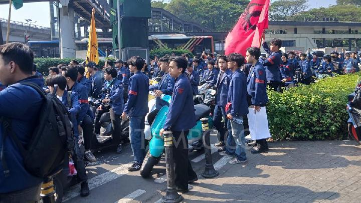 Ribuan Mahasiswa Tiba di depan Gedung DPR