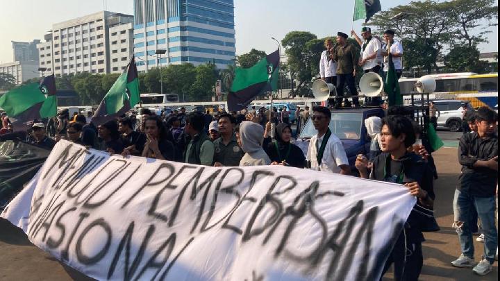 Massa HMI Tiba di depan Gedung DPR untuk Demonstrasi