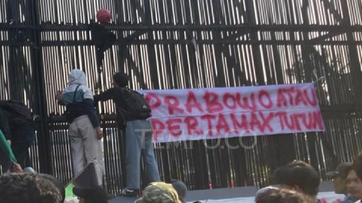 Aksi Demo, Sejumlah Mahasiswa Mulai Memadati Gedung DPR