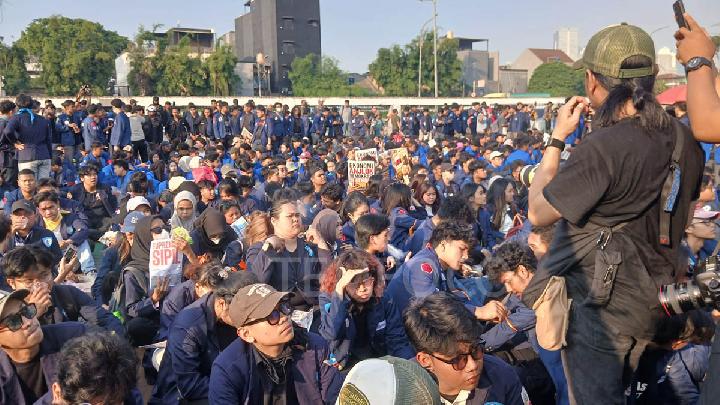 Mahasiswa Masih Bertahan di Depan Gedung DPR hingga Malam