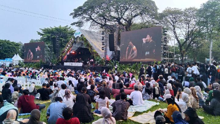 Feast Soroti Ekonomi dan Pendidikan di Sunset di Kebun