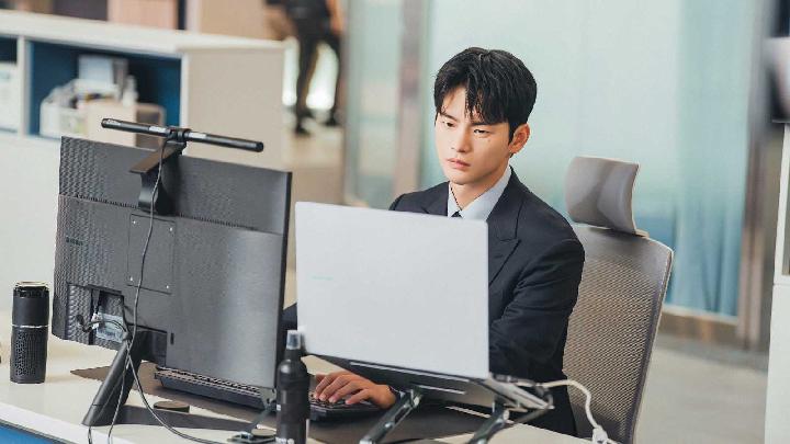 Seo In Guk dan Park Ji Hyun Hadirkan Romansa Kantoran yang Hangat dalam See You at Work Tomorrow!