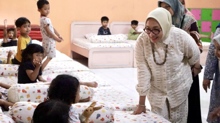 Kunjungi Gresik, Menteri PPPA Apresiasi Upaya Perlindungan Anak dan Pekerja Perempuan