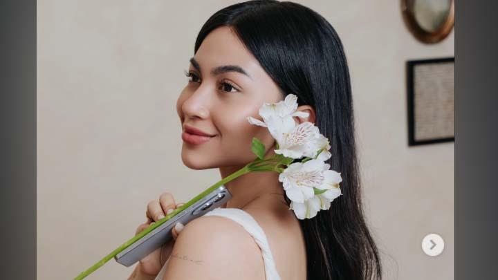 Gaya Makeup Ariel Tatum, Natural Glow hingga Glam Look 