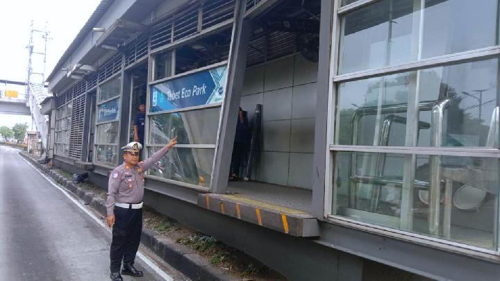 Sopir Truk Kabur Usai Tabrak Halte Transjakarta Tebet 