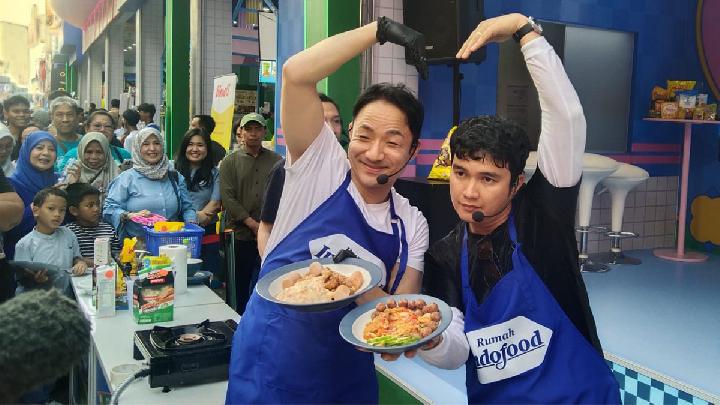 Gaya Aldi Taher dan Chef Hideki Duel Masak di Jakarta Fair