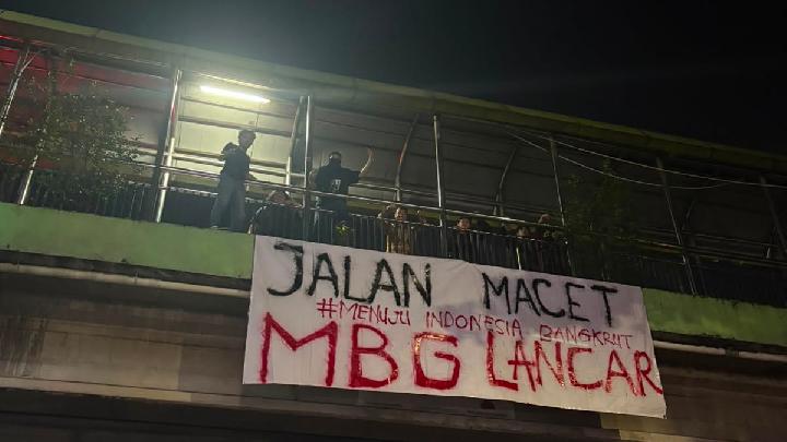 Aksi Pasang Spanduk BEM UI di Depok, Kritik Proyek MBG