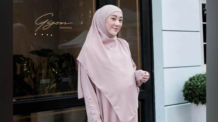Inspirasi Gaya Khimar Larissa Chou, Warna Pastel dan Earth Tone jadi Andalan