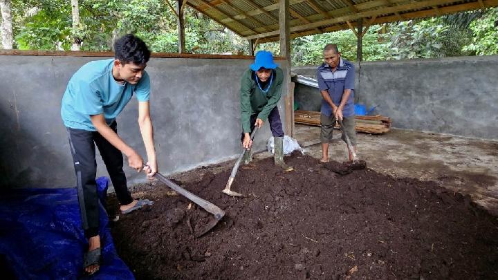 Tim Dosen di Lamandau Ajari Petani Praktik Agrosilvopastura