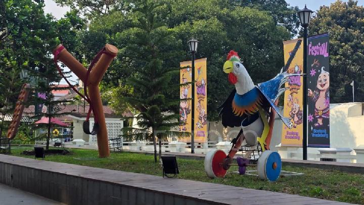 Instalasi Jumbo Dolanan Anak Warnai Benteng Vredeburg