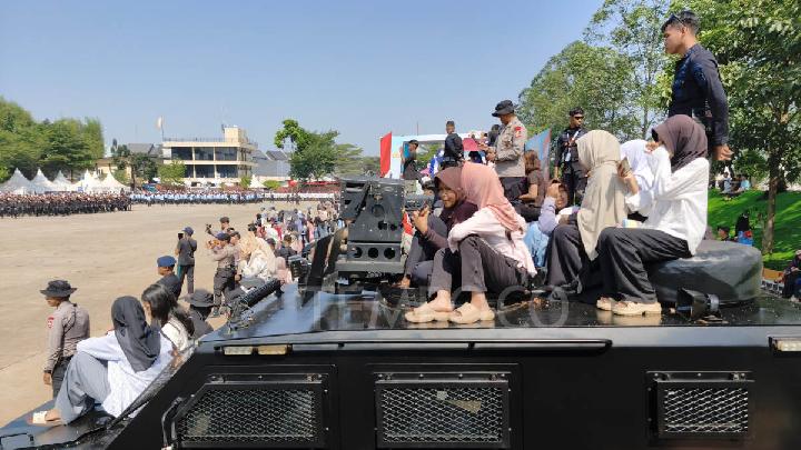 Antusias Warga Menyaksikan Peringatan Hari Bhayangkara