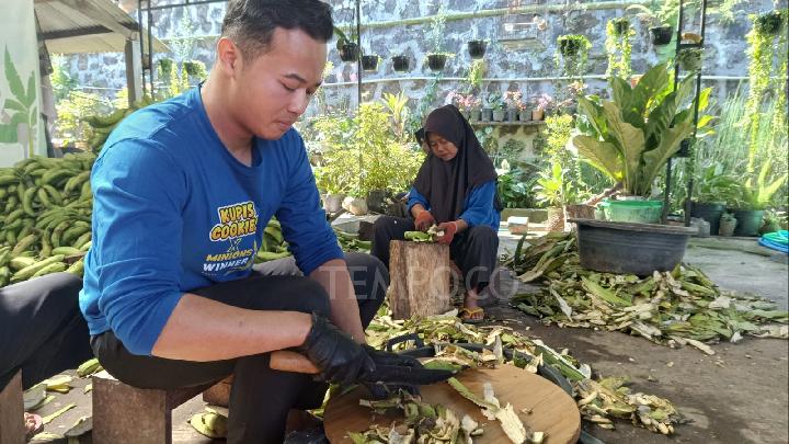 Mahasiswa Pariwisata Olah Kulit Pisang Jadi Cookies Premium 
