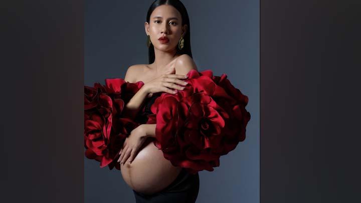 Gaya Shenina Cinnamon saat Maternity Shoot, Flawless dengan Soft Makeup dan Glam