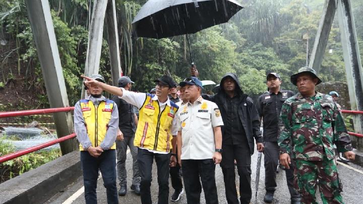 Kunjungi Jembatan Enang-Enang, Tito Karnavian Pastikan Jalur Alternatif dan Jembatan Permanen Langsung Dikerjakan