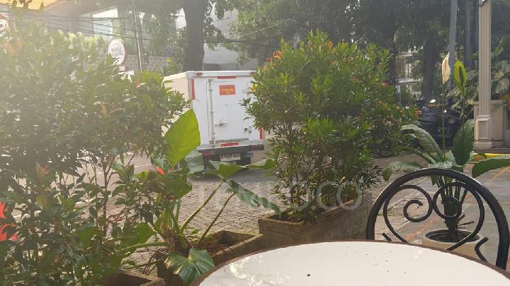 Diduga Mobil TNI Singgah di Kafe Gontran Cherrier Senopati