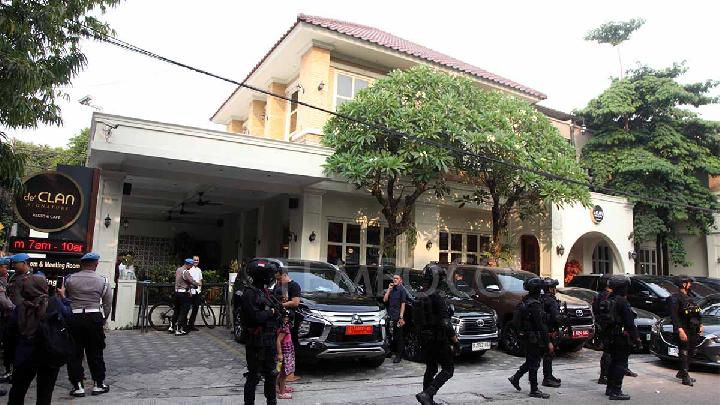 Polisi Geledah Cafe de'Clan, Ada Mobil Jaksa dan Anggota TNI