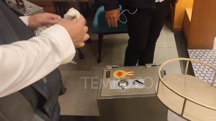 Polisi Temukan Duit Pecahan Dolar di Brankas Cafe de'Clan 