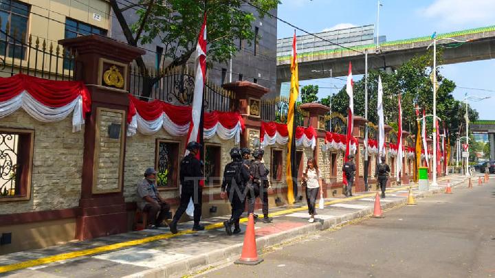 Armed Brimob Patrols Police HQ: What's Going On?