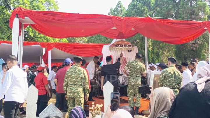 Saan Mustopa Memimpin Upacara Pemakaman Rachmat Gobel 
