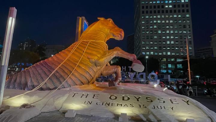 Instalasi Kuda Troya Setinggi 6 Meter Hadir di Jakarta Sambut Penayangan Film The Odyssey