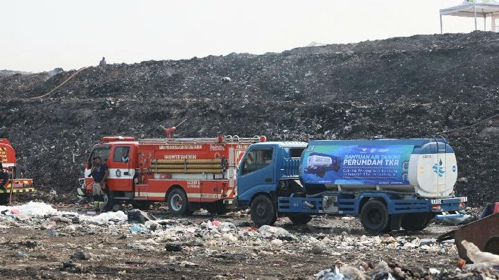 Perumdam TKR Siagakan Pasokan Air untuk Dukung Pemadaman Kebakaran TPA Jatiwaringin