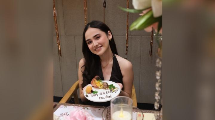 Ultah ke-26, Syifa Hadju Bergaya Chic Pakai Halterneck Dress Hitam